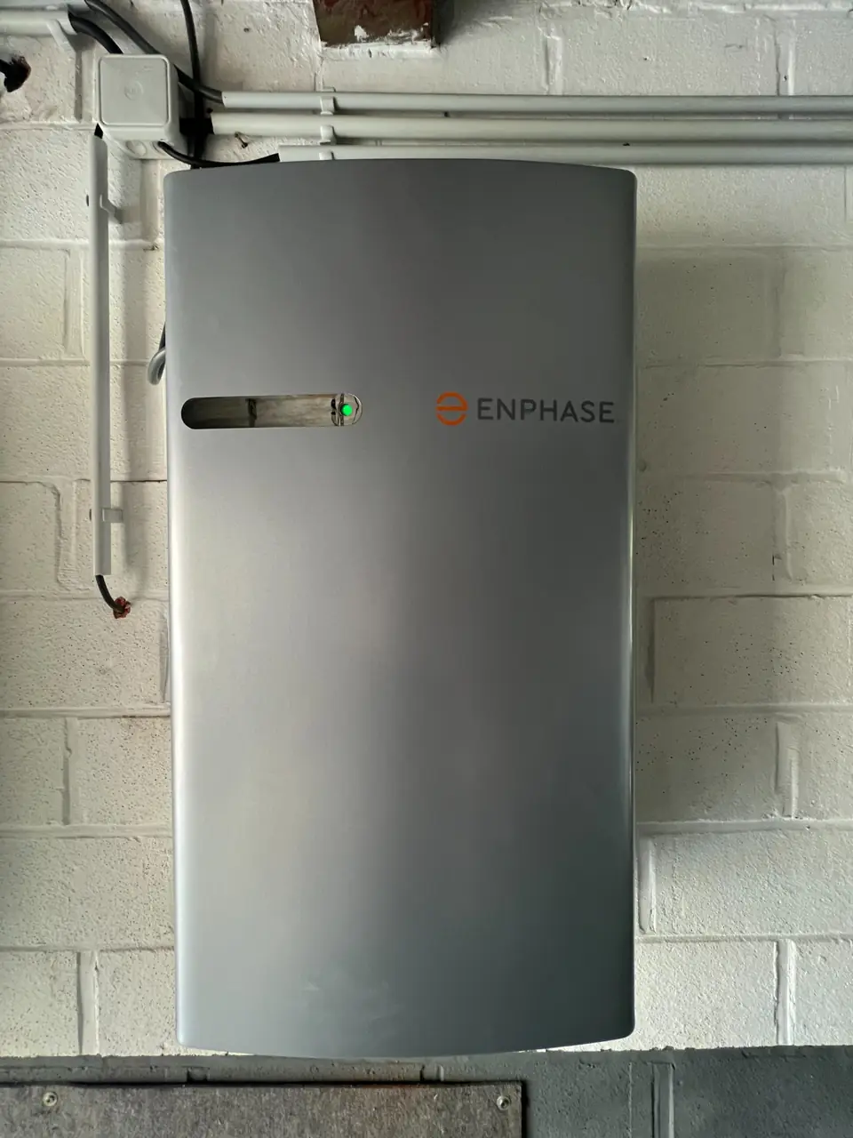 Enphase-thuisbatterij aan de muur in een garage